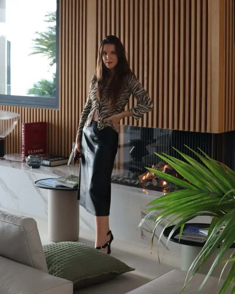 Manon Douville dans le salon de la Villa French Way, à Saint-Tropez