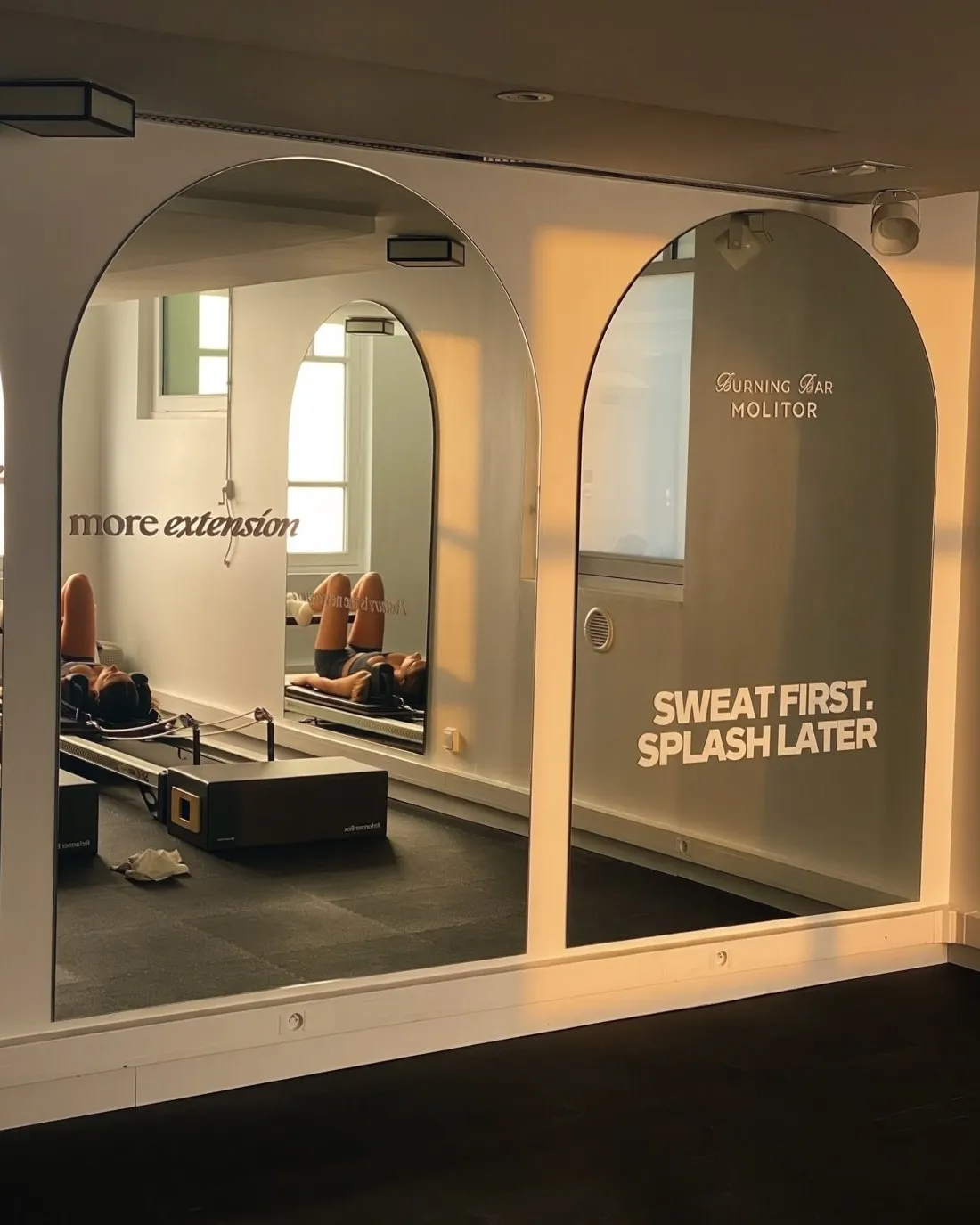 Le studio Pilates Reformer du Molitor&nbsp;: arcades en miroir et lumière de fin de journée