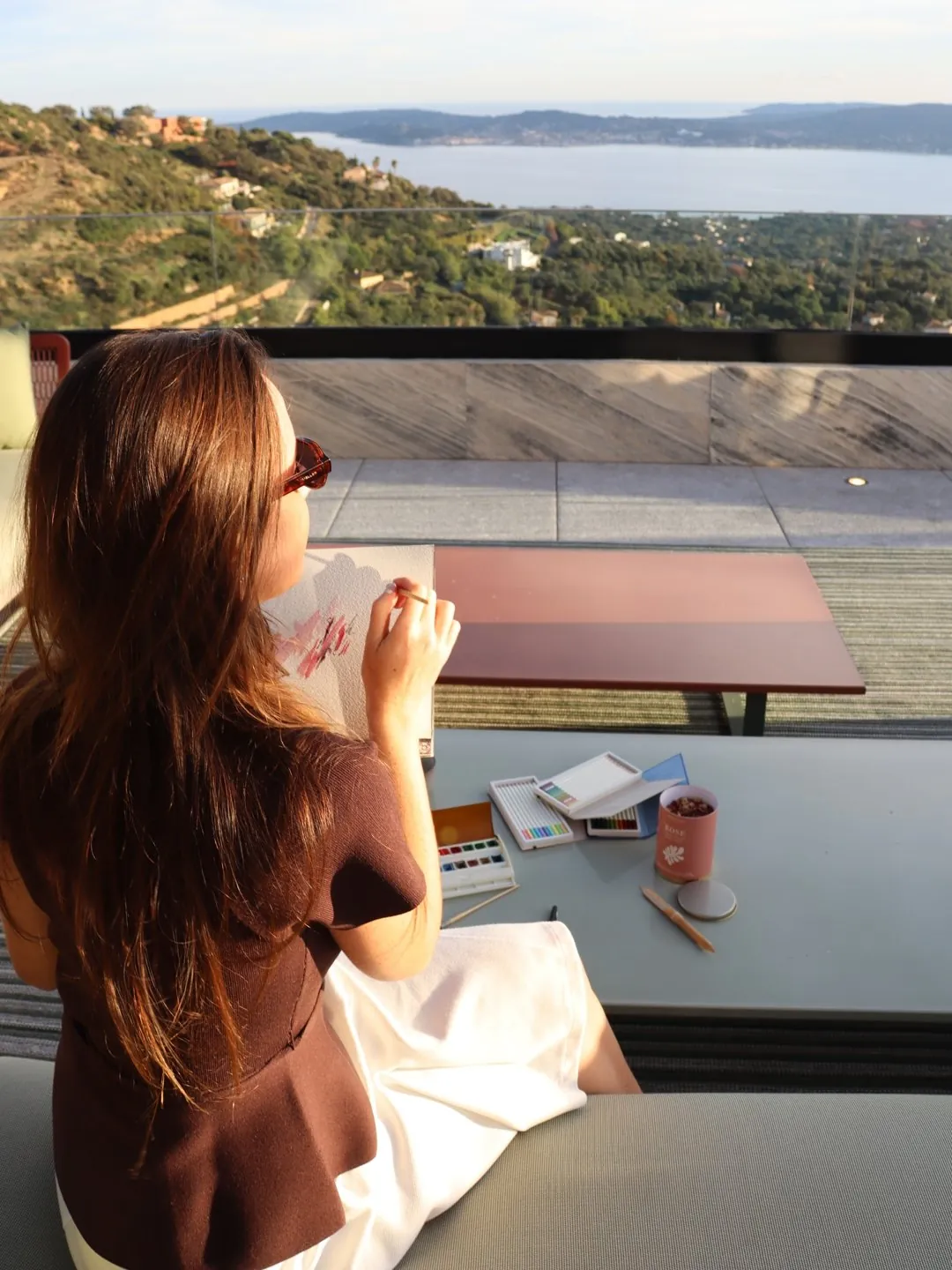 Sur la terrasse de la Villa French Way, face au golfe de Saint-Tropez